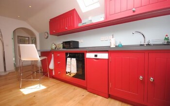 Oldbury Cottage Easthampnett 358958 In-Room Kitchenette