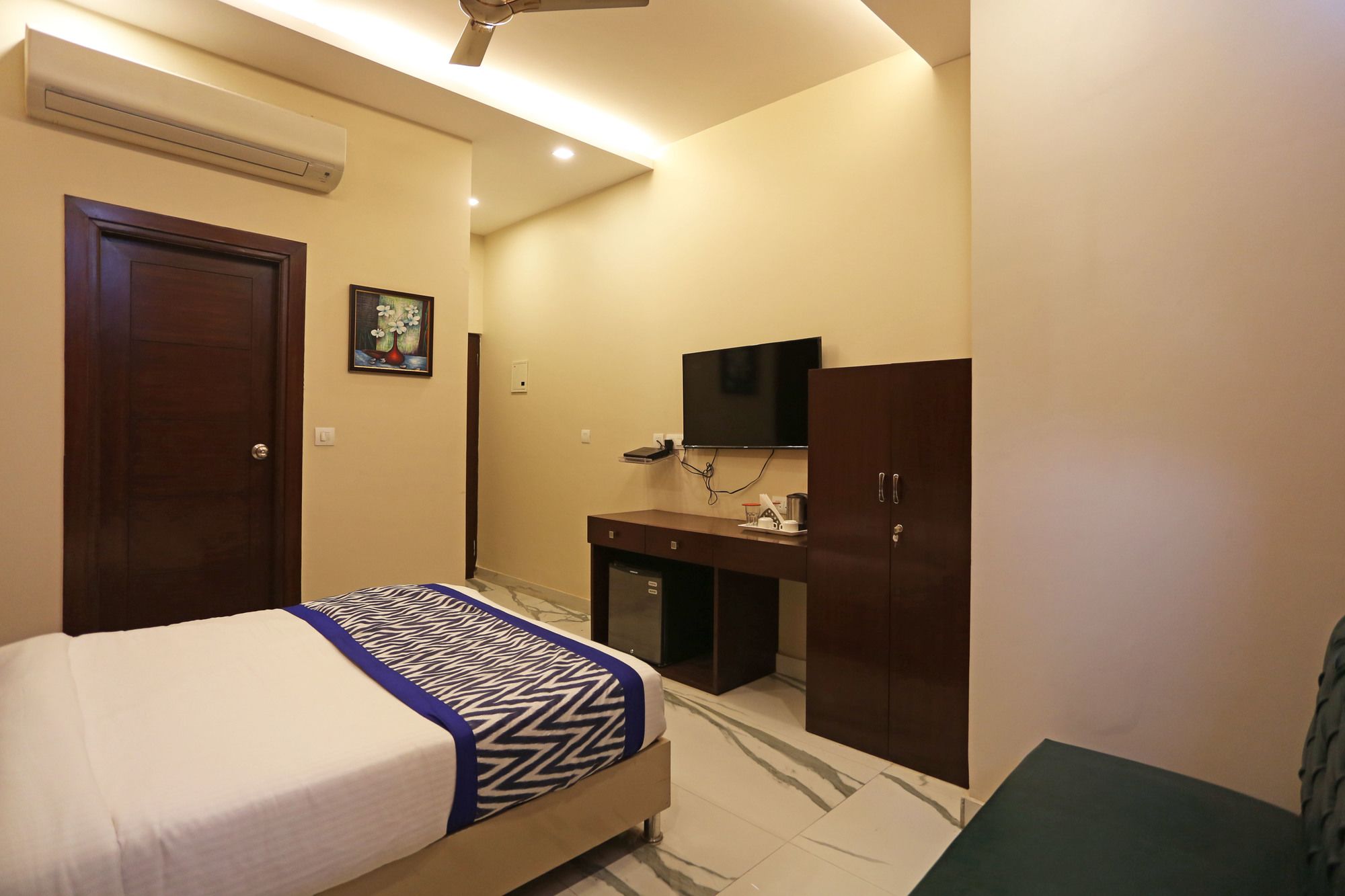 Oyo 5614 Hotel Rolex Inn 