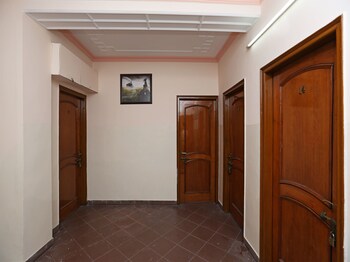 Oyo 14390 Hotel Samrat Hallway