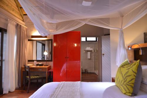 Victoria Falls Safari Suites 
