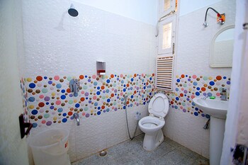 Hotel Midtown Bathroom
