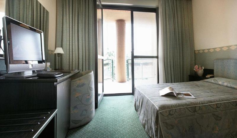 Pacific Hotel Airport Room
