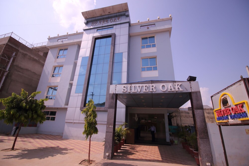 Hotel Silver Oak Hotel Front