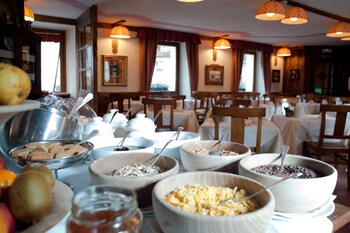 Hotel Du Grand Paradis & Wellness La Baita Breakfast Area