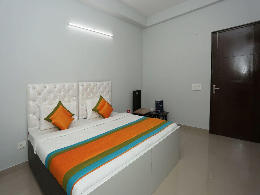 Oyo 9935 Hotel The White House 