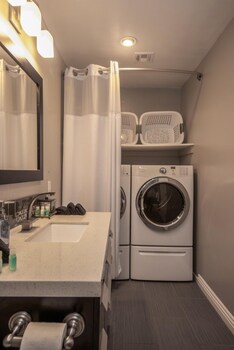 Immaculate 4bed 7min To Vegas Strip Laundry Room