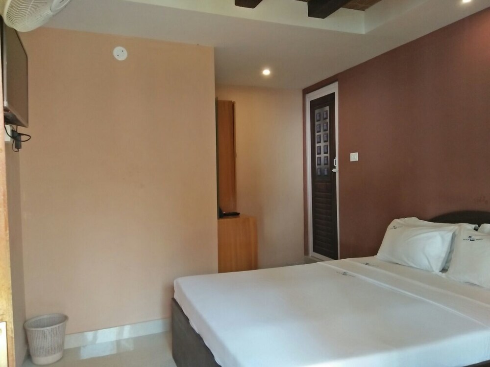 Black Beach Resort Guestroom