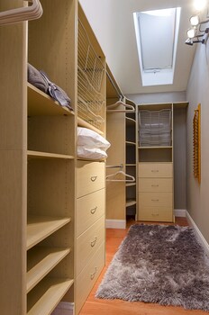 6 Luxurious 6br Seattle Home In-Room Amenity