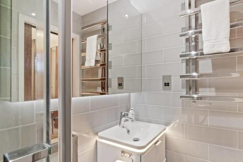 Chic 2bed 2bath Apt W Garden In Clapham Junction 