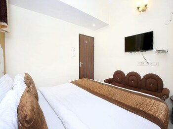 Oyo 966 Hotel Sallow International Guestroom