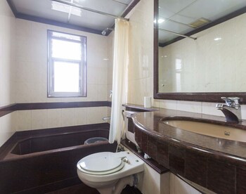 Hotel Parklane Bathroom