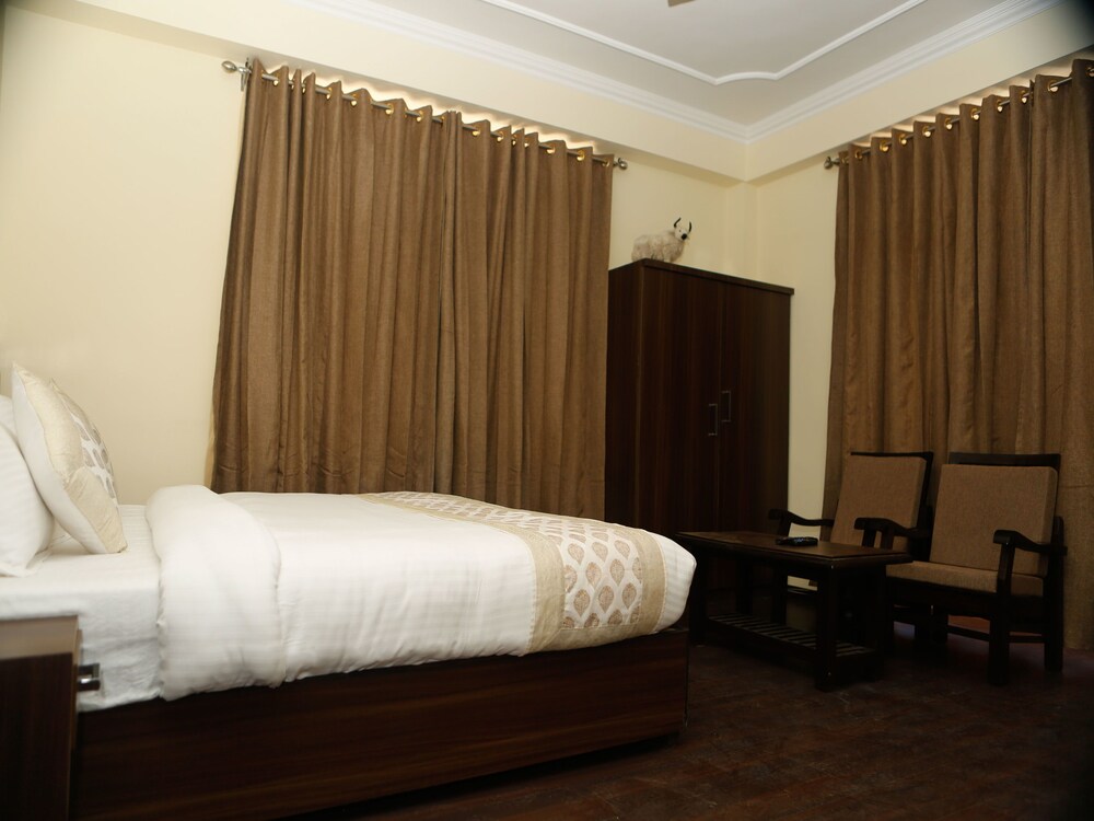 Oyo 11490 Hotel Royal Hill Guestroom