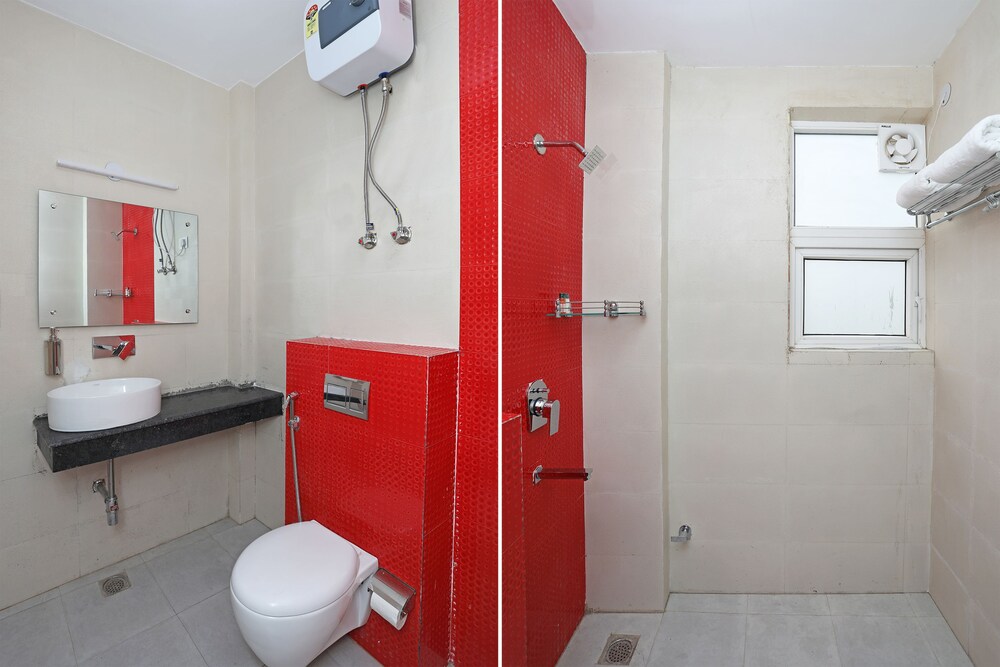 Oyo 10119 Sector 31 Bathroom