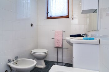 Prestige Superior Splitted Flat Bathroom