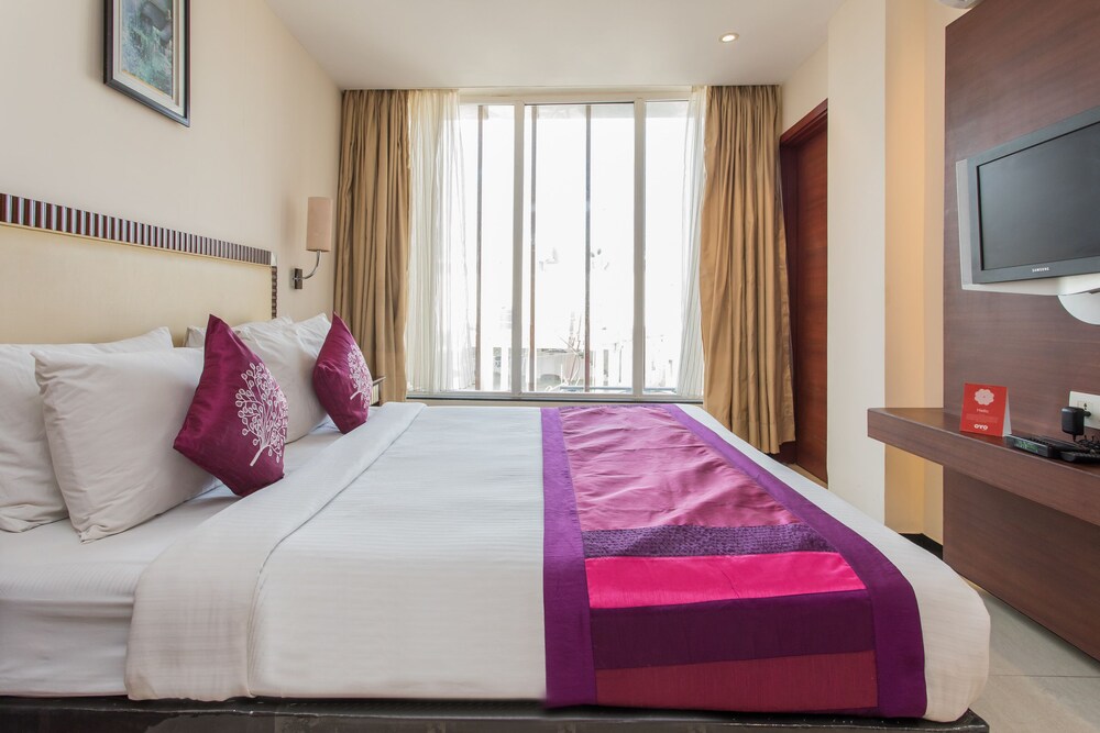 Oyo 10215 Hotel Nandi Guestroom