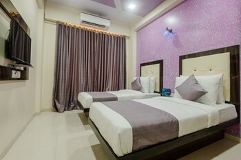 Oyo 9326 Om Sai Residency Guestroom