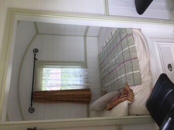 Dawn Chorus Holidays Guestroom