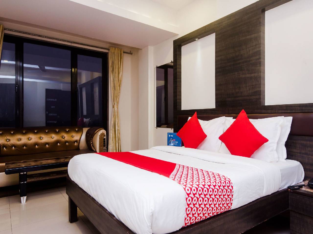 Oyo 11855 Phoenix Hotel 