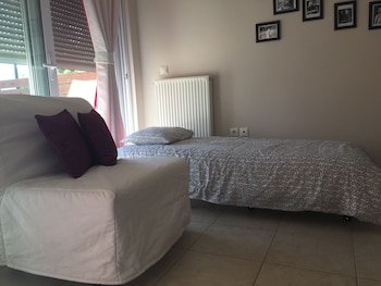 Suburban Deluxe Lodging & Retreat Guestroom