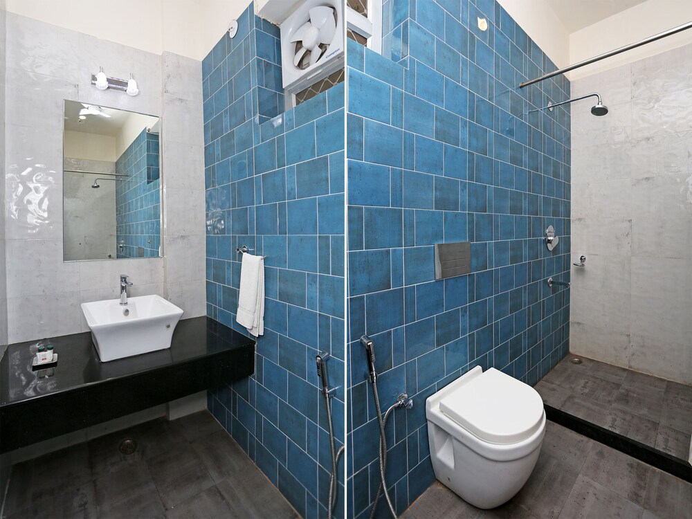 Oyo 16768 Hotel Lotus Grand Bathroom