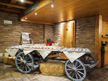 Hotel Piandineve (هتل پیاندینو) Dining