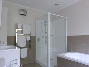 Morepork Riverside Lodge Bathroom