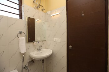 Oyo 16562 Flagship Sector 11 Bathroom