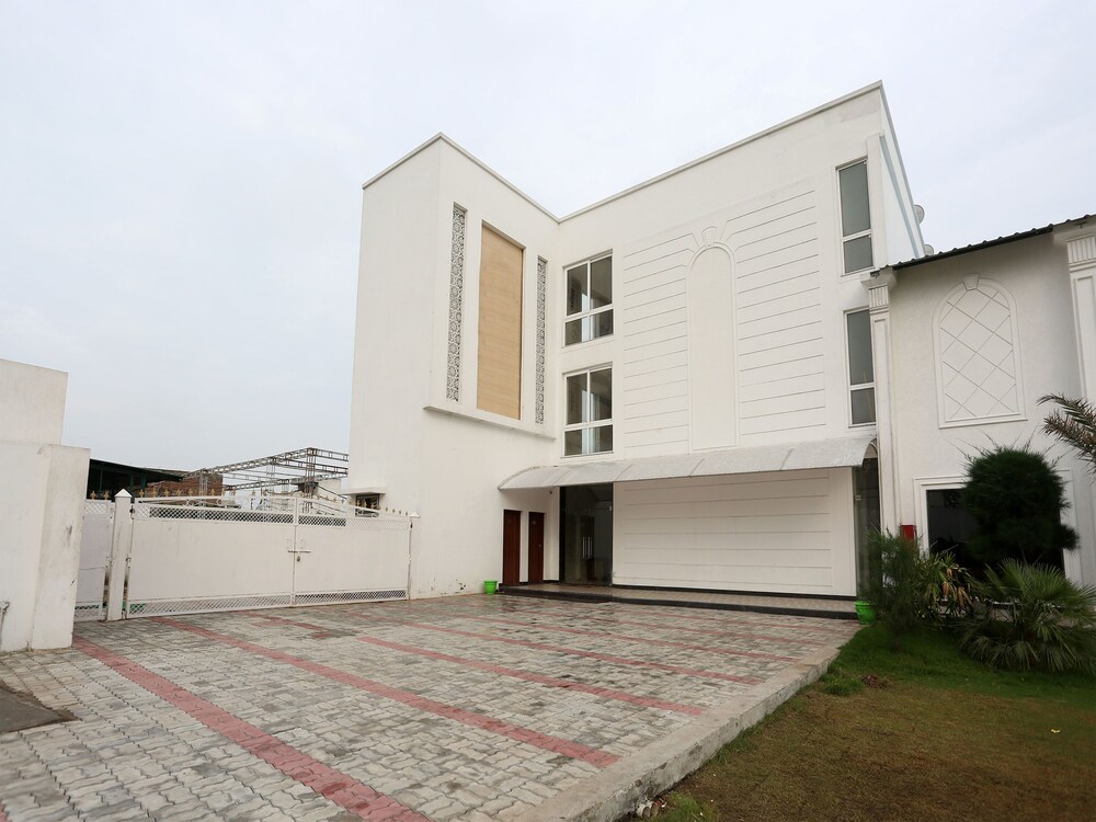 Oyo 16768 Hotel Lotus Grand Exterior