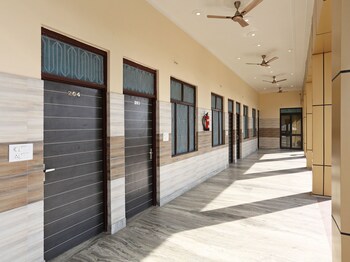 Oyo 9490 Prakash Farm Lobby