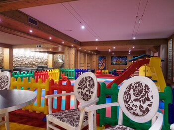 Hotel Piandineve (هتل پیاندینو) Childrens Area