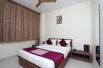 Oyo 10131 Hotel Raj Guestroom