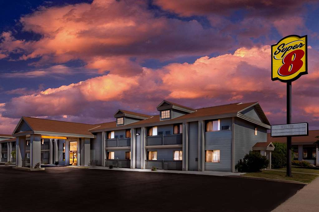 Super 8 by Wyndham La Crosse - featured photo