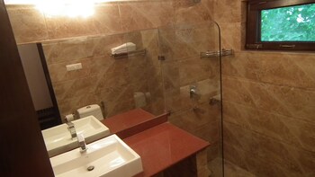 Corbett Riverside Resort Bathroom