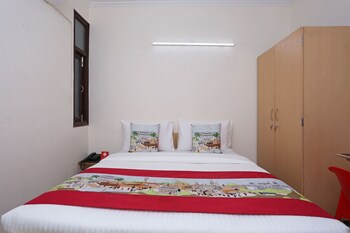 Oyo 9381 Near Dlf Cyber City Guestroom