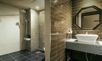 The Hotel Changwon Bathroom
