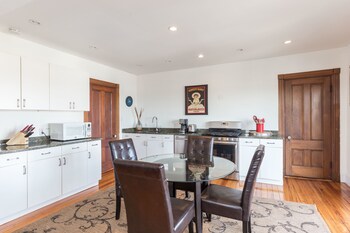 Sky View On Jones Hill By Redawning In-Room Kitchen
