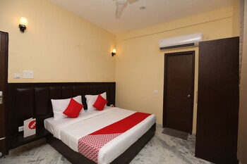 Oyo 16562 Flagship Sector 11 Guestroom