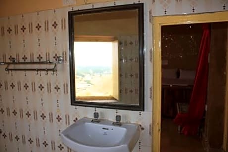 Mud Mirror Guest House 