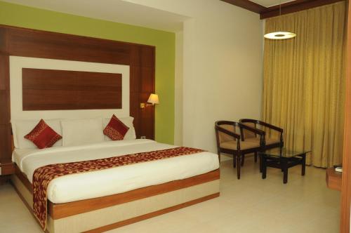 Ponnis Grand Inn (پونیس گرند این) 