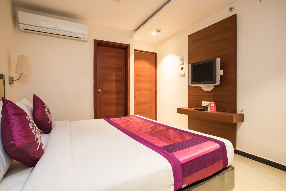 Oyo 10215 Hotel Nandi Guestroom