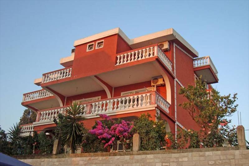 Alvanita Apartments 