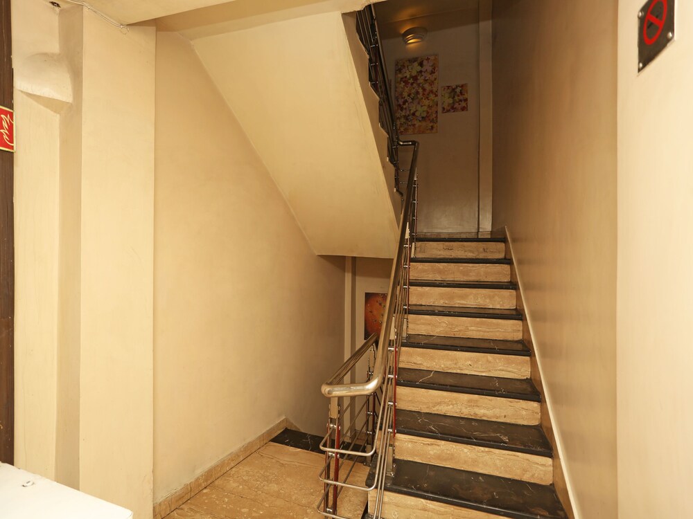 Oyo 1807 Hotel Platinum Inn Staircase