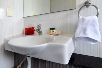 Hotel Bhavani Residency Bathroom