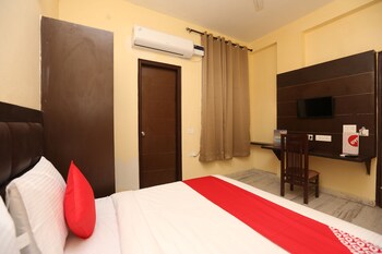 Oyo 16562 Flagship Sector 11 Guestroom