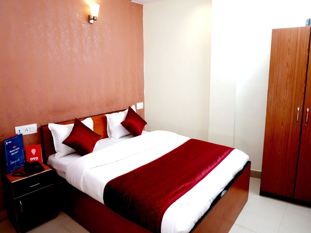 Oyo 9945 Hotel R Inn Guestroom