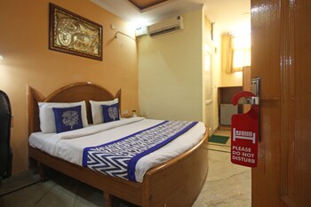 Oyo 7147 Hotel Madhur Regency Guestroom