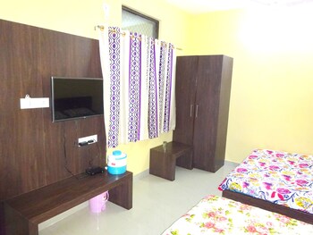 Hotel Gopi Vallabh Guestroom