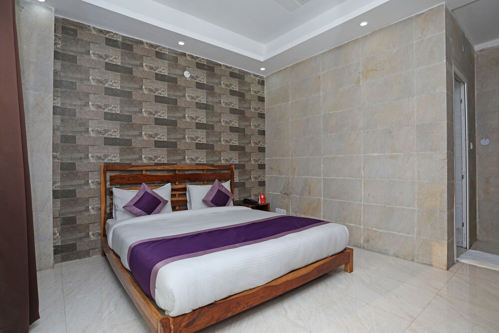 Oyo 10119 Sector 31 Guestroom