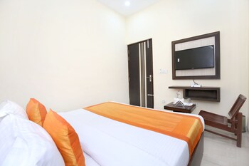 Oyo 10832 Hotel Jb 2 Guestroom