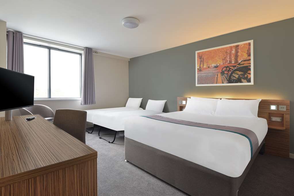 Travelodge Gatwick Airport Central Family Room